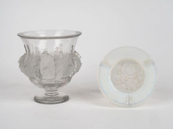 Cendrier Art Déco en verre en partie opalescent à décor de fleurs. Dia