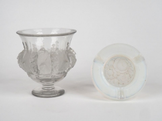 Vente aux enchères Cendrier Art Déco en verre en partie opalescent à décor de fleurs. Dia