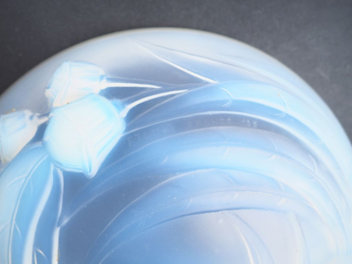 ETLING. Coupe Art Déco en verre opalescent à décor de fleurs et de feu