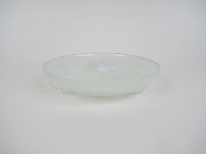 ETLING. Coupe Art Déco en verre opalescent à décor de fleurs et de feu