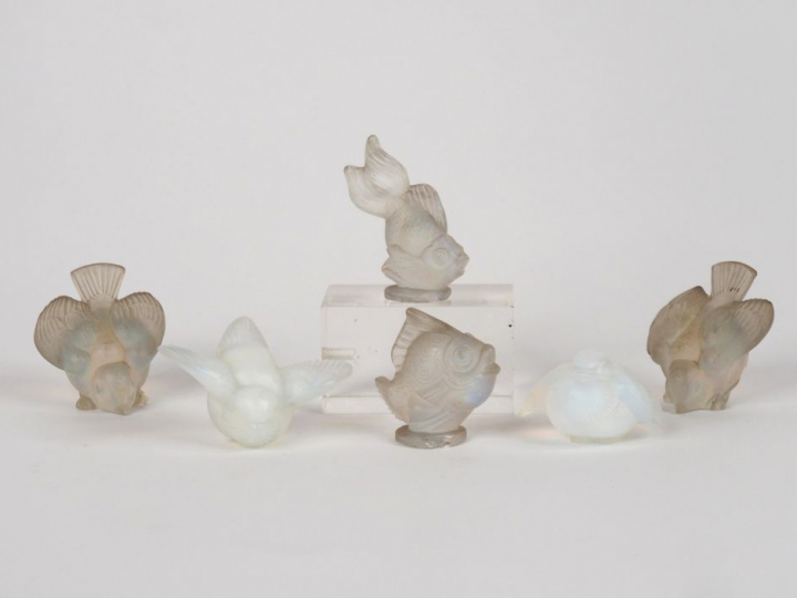SABINO. 6 petits sujets en verre moulé opalescent "poissons" et "4 ois