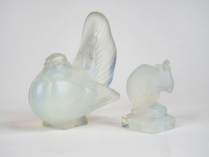 SABINO. "pigeon" Sujet en verre opalescent Signé H. 12 x 10 cm (égrenu