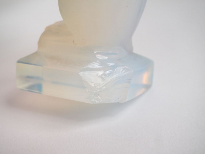 SABINO. "pigeon" Sujet en verre opalescent Signé H. 12 x 10 cm (égrenu