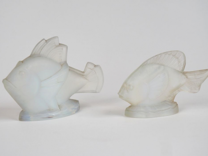 SABINO. 2 différents sujets en verre moulé opalescent  "poissons"