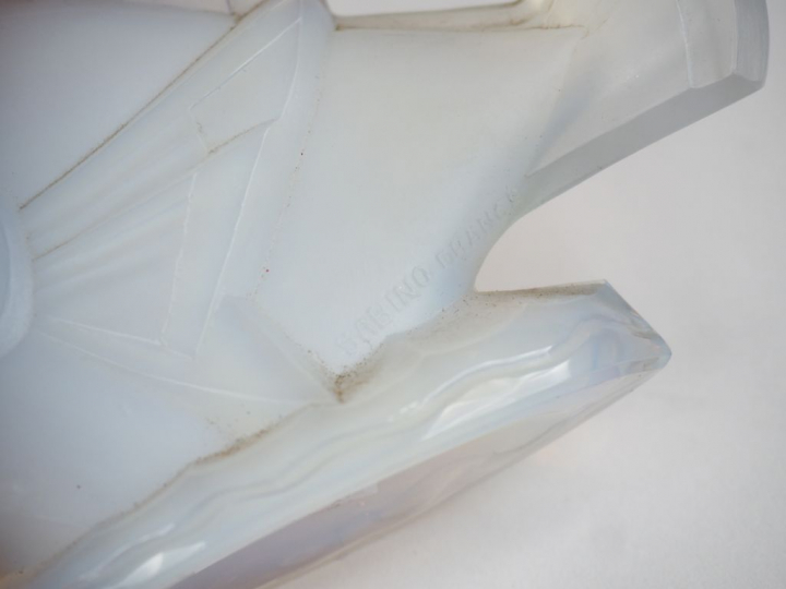 SABINO. 2 différents sujets en verre moulé opalescent  "poissons"