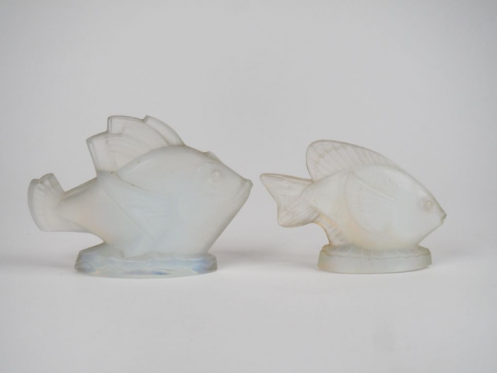 SABINO. 2 différents sujets en verre moulé opalescent  "poissons"