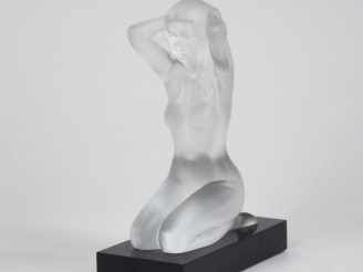 Vente aux enchères SEVRES. Sujet en cristal  "jeune fille assise dénudée" Signé H. 15 cm