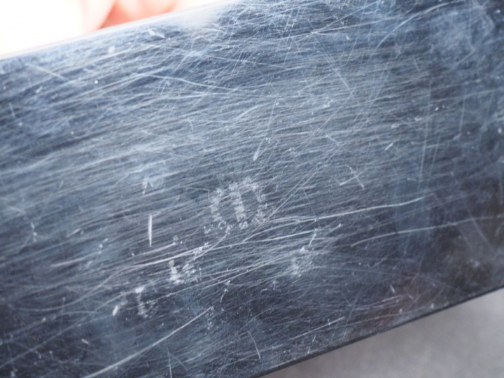 SEVRES. Sujet en cristal  "jeune fille assise dénudée" Signé H. 15 cm