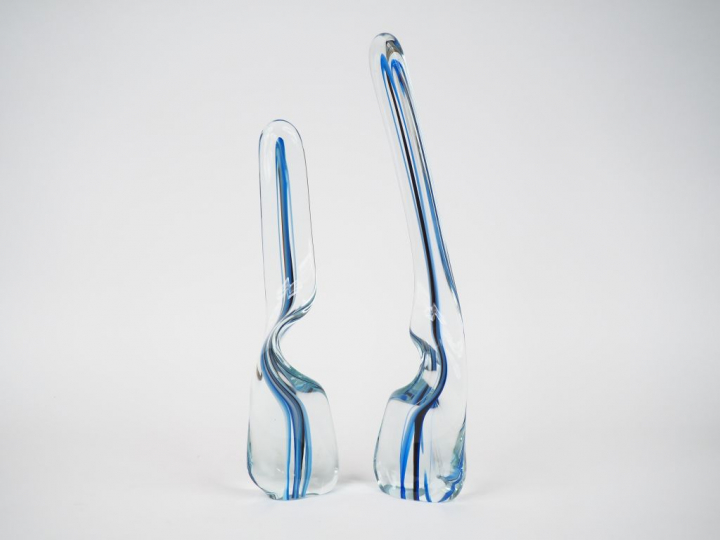 MORIN.  2 sculptures en pendant en verre polychrome. Signées et datées