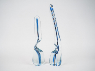 Vente aux enchères MORIN.  2 sculptures en pendant en verre polychrome. Signées et datées