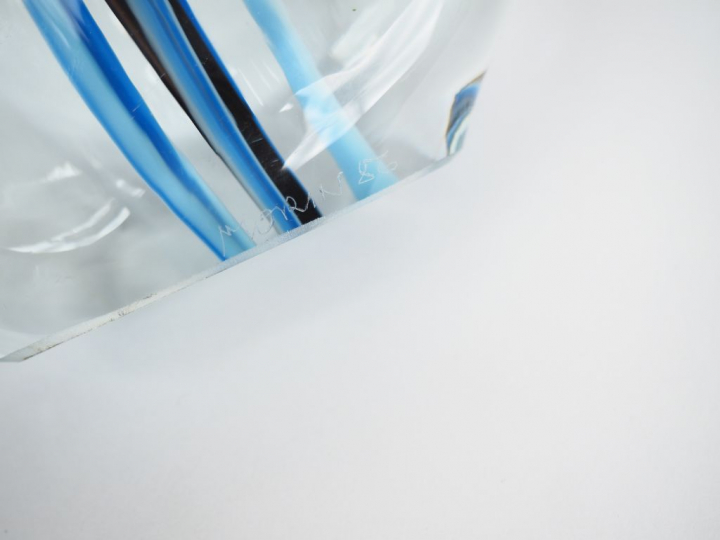 MORIN.  2 sculptures en pendant en verre polychrome. Signées et datées