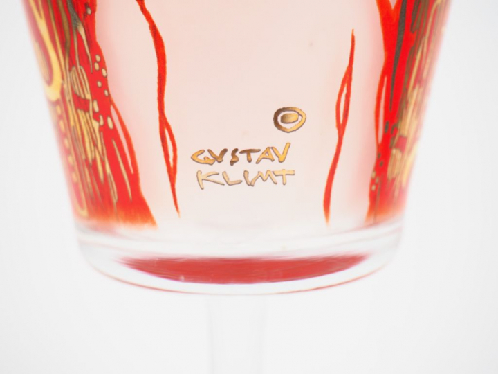 Grand mazagran en verre d'après un décor de Gustave KLIMT. H. 30 cm