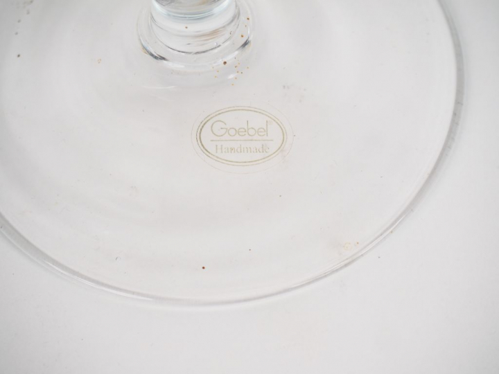 Grand mazagran en verre d'après un décor de Gustave KLIMT. H. 30 cm