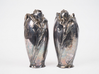 Vente aux enchères Paire de vases Art Nouveau en métal argenté, à décor d'iris, col ajour