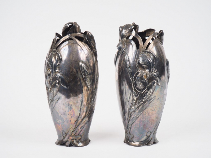 Paire de vases Art Nouveau en métal argenté, à décor d'iris, col ajour