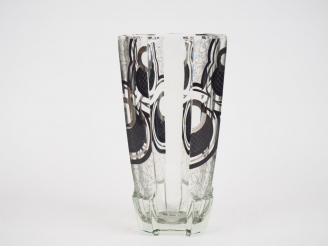 Vente aux enchères Vase Art Déco à décor émaillé noir et argent, de motifs géométriques e