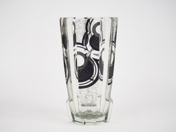 Vase Art Déco à décor émaillé noir et argent, de motifs géométriques e