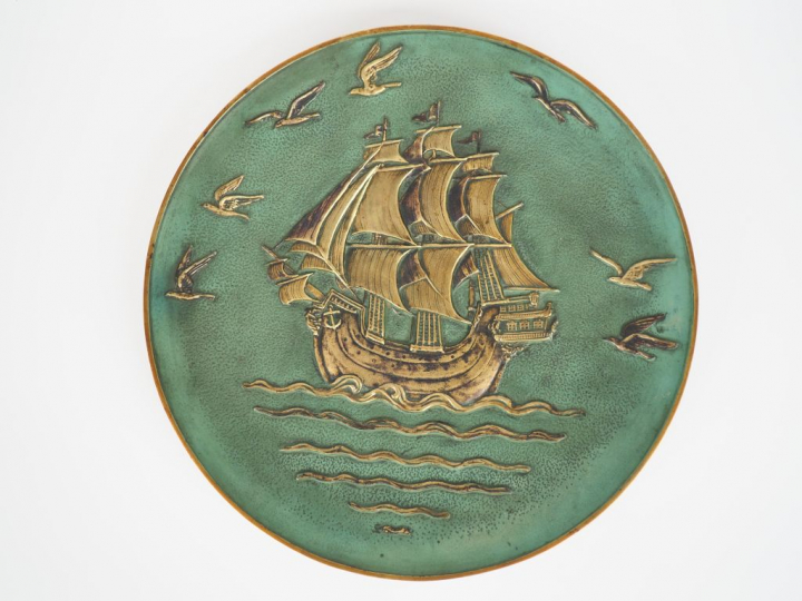 LE FAGUAYS.  Plat décoratif en bronze, à double patine à décor de cara