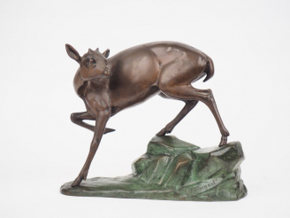 Vente aux enchères T. ROCHARD.  "le faon" Sculpture en bronze à patine brune et verte. Si