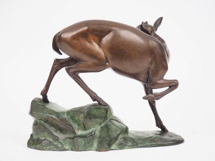 T. ROCHARD.  "le faon" Sculpture en bronze à patine brune et verte. Si