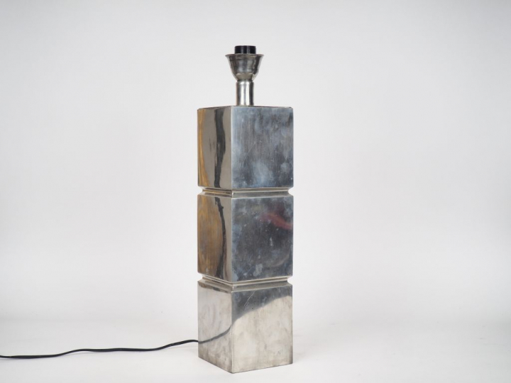 Lampe moderne en métal argenté. H. 54,5 cm