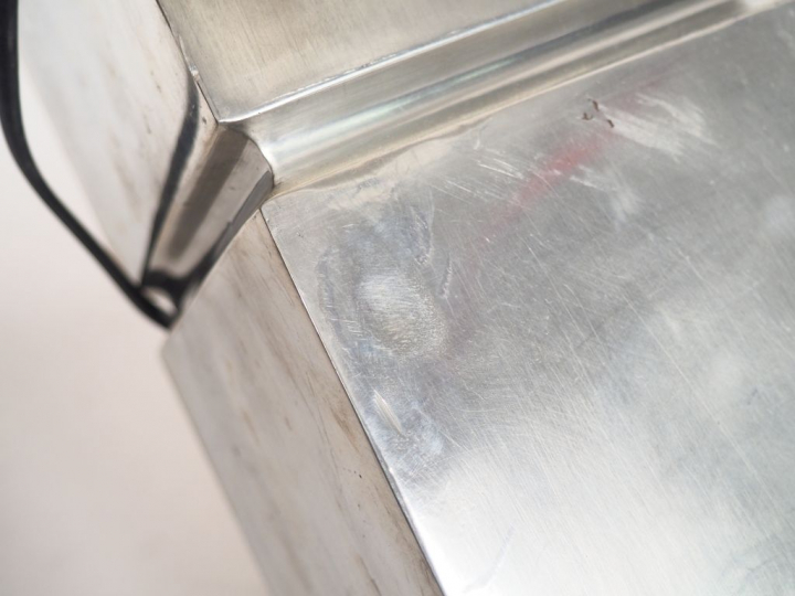 Lampe moderne en métal argenté. H. 54,5 cm