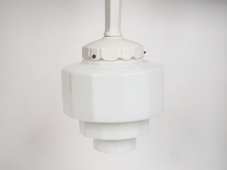 Vente aux enchères Suspension Art Déco en verre opalin et céramique craquelée. H. 62 cm