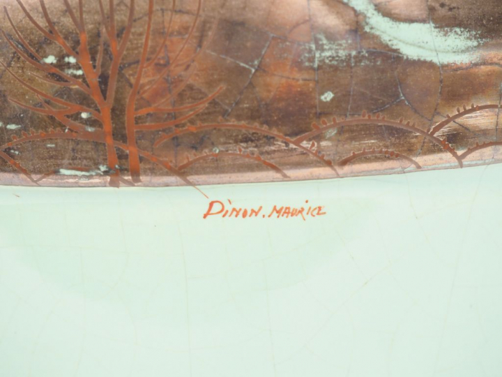 Maurice DINON.  Vase Art Déco en porcelaine céladon et argentée, à déc