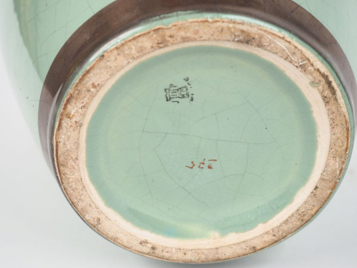 Maurice DINON.  Vase Art Déco en porcelaine céladon et argentée, à déc