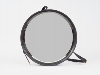 Vente aux enchères Miroir circulaire gainé de cuir noir. Diam. 45 cm