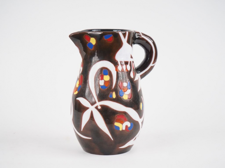 Jean LURÇAT. Pour Sant Vicens. Pichet en céramique polychrome, numérot