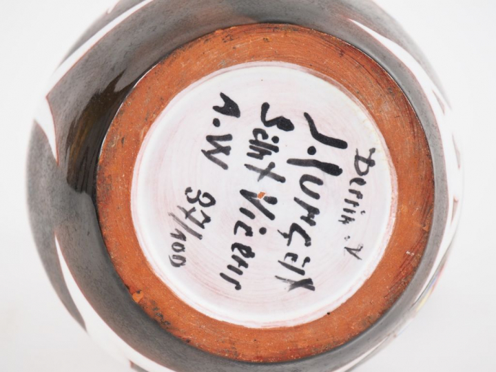 Jean LURÇAT. Pour Sant Vicens. Pichet en céramique polychrome, numérot