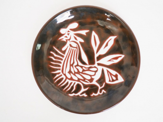 Vente aux enchères Jean LURÇAT pour Sant Vicens. Assiette en céramique brune et blanche "