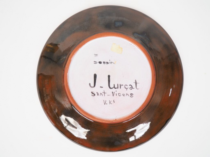 Jean LURÇAT pour Sant Vicens. Assiette en céramique brune et blanche "