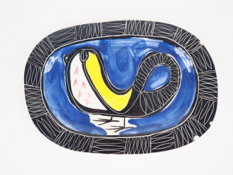 Vente aux enchères JACQUES POUCHIN. Plat en céramique polychrome de Vallauris "oiseau" Di