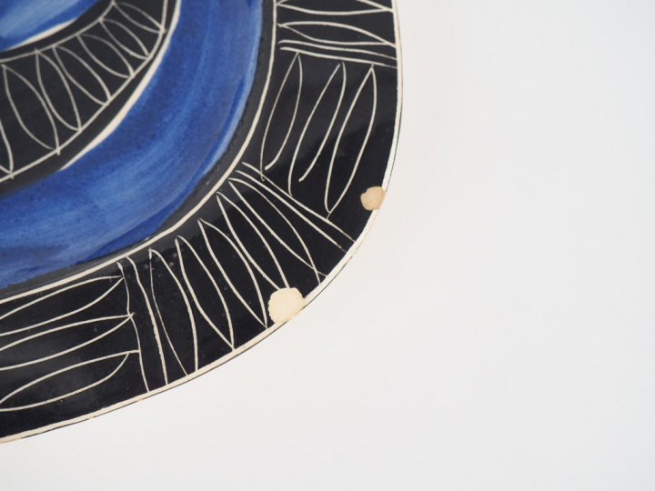 JACQUES POUCHIN. Plat en céramique polychrome de Vallauris "oiseau" Di