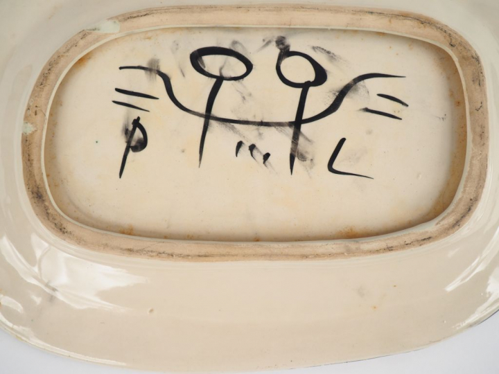 JACQUES POUCHIN. Plat en céramique polychrome de Vallauris "oiseau" Di