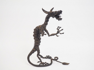 Vente aux enchères A. CLAVELL. "la chimère" Sculpture en fer. Signée H. 52,5 cm