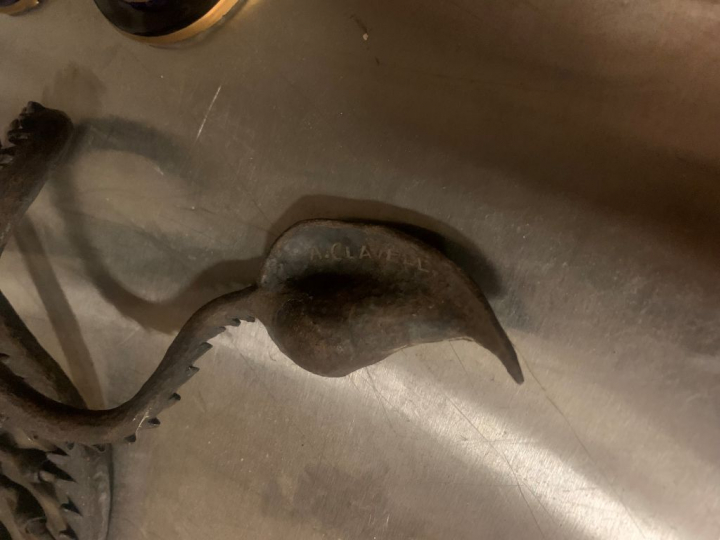 A. CLAVELL. "la chimère" Sculpture en fer. Signée H. 52,5 cm