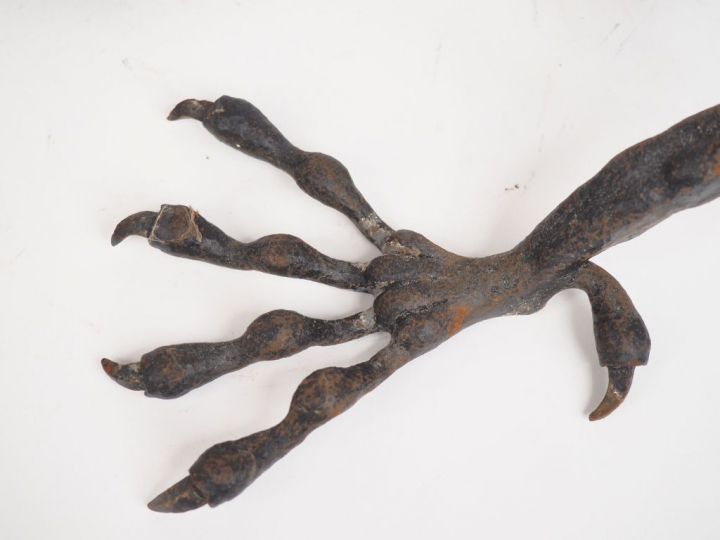 A. CLAVELL. "la chimère" Sculpture en fer. Signée H. 52,5 cm