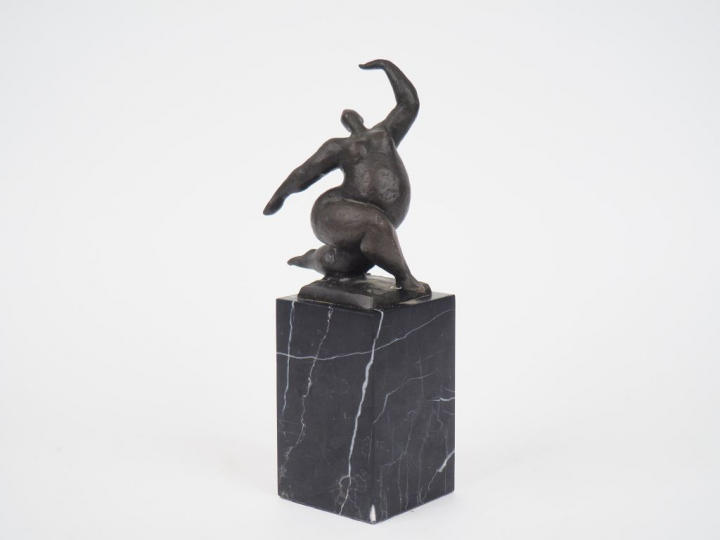 MILO. "La danseuse" Sujet en bronze à patine brune, sur un socle en ma
