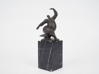 Vente aux enchères MILO. "La danseuse" Sujet en bronze à patine brune, sur un socle en ma