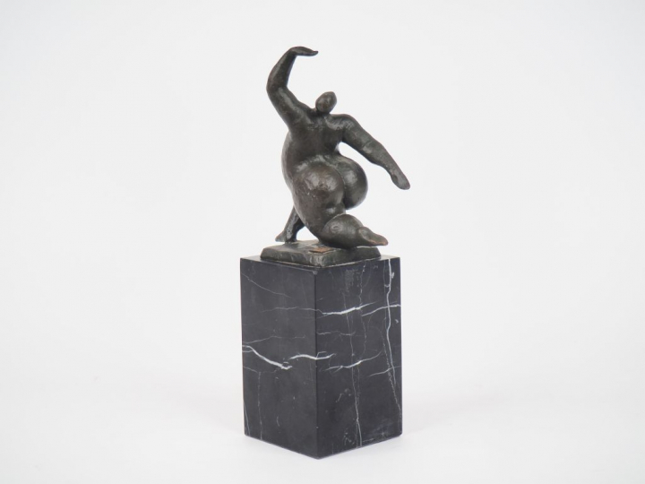MILO. "La danseuse" Sujet en bronze à patine brune, sur un socle en ma