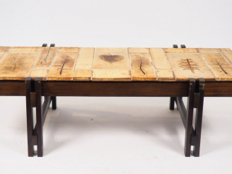 Vente aux enchères CAPRON.  Table basse, plateau en céramique à décor de feuilles, piétem