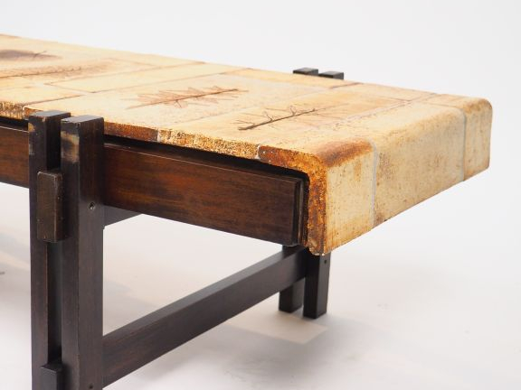 CAPRON.  Table basse, plateau en céramique à décor de feuilles, piétem
