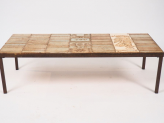 Vente aux enchères CAPRON Table basse 1970, plateau en céramique à décor d'oiseaux et de 