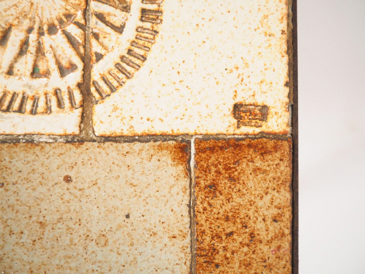 CAPRON Table basse 1970, plateau en céramique à décor d'oiseaux et de 