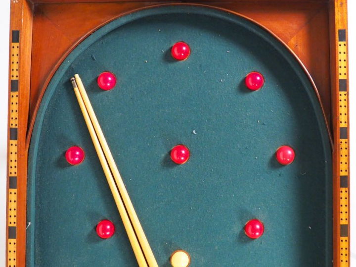 PADMORE AND SONS.  Billard anglais avec boules et deux queues.  Signé