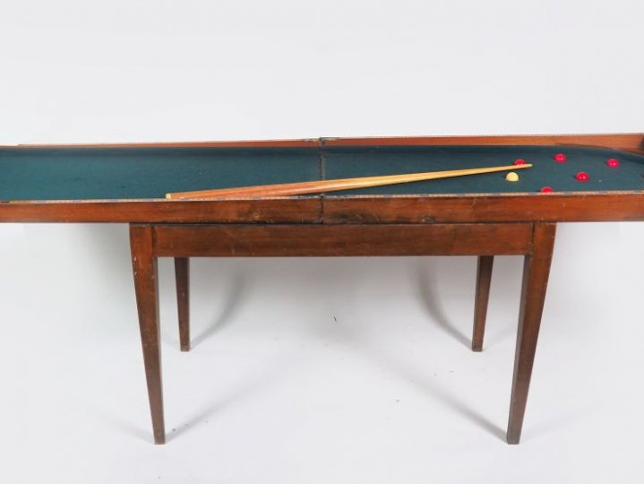 PADMORE AND SONS.  Billard anglais avec boules et deux queues.  Signé