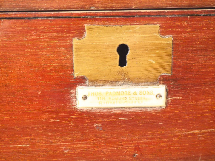 PADMORE AND SONS.  Billard anglais avec boules et deux queues.  Signé